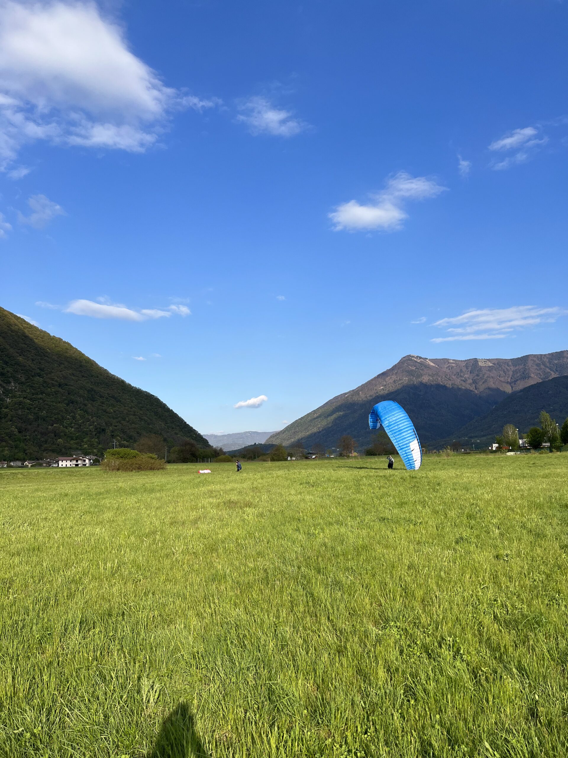 Start auf grüner Wiese im Alpental