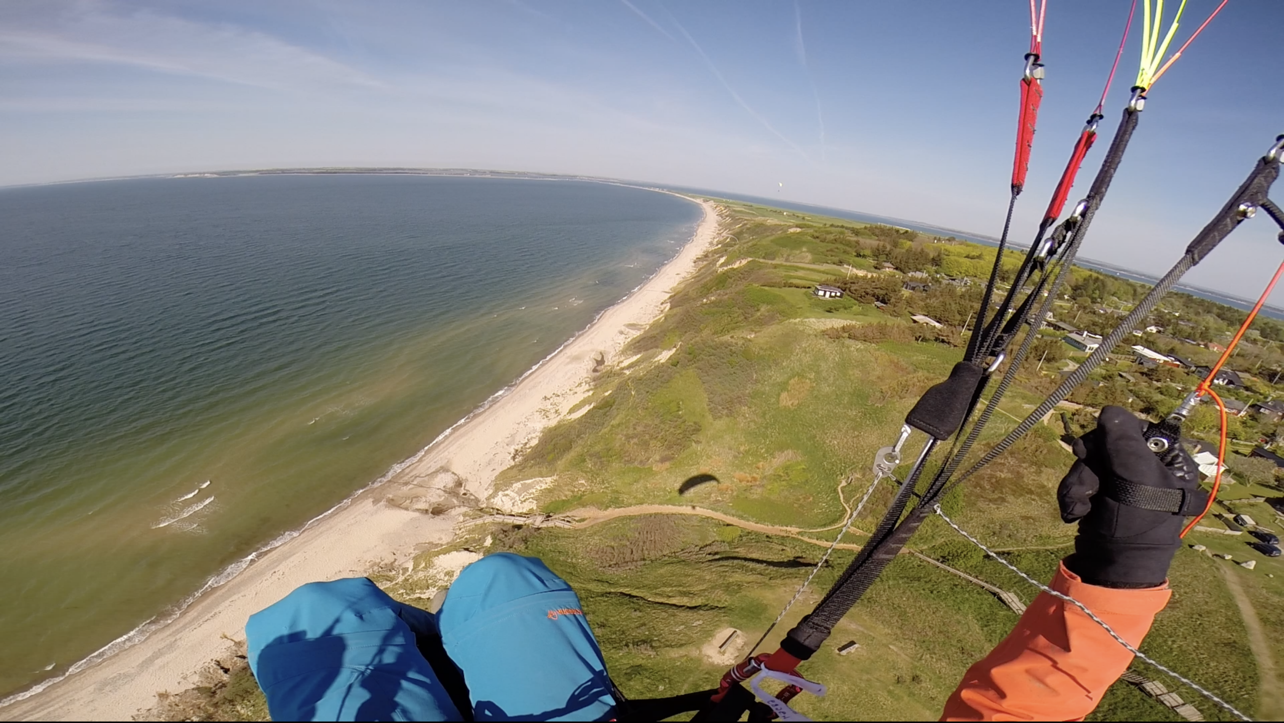 Tandemflug entlang der Küste bei Sonnenschein
