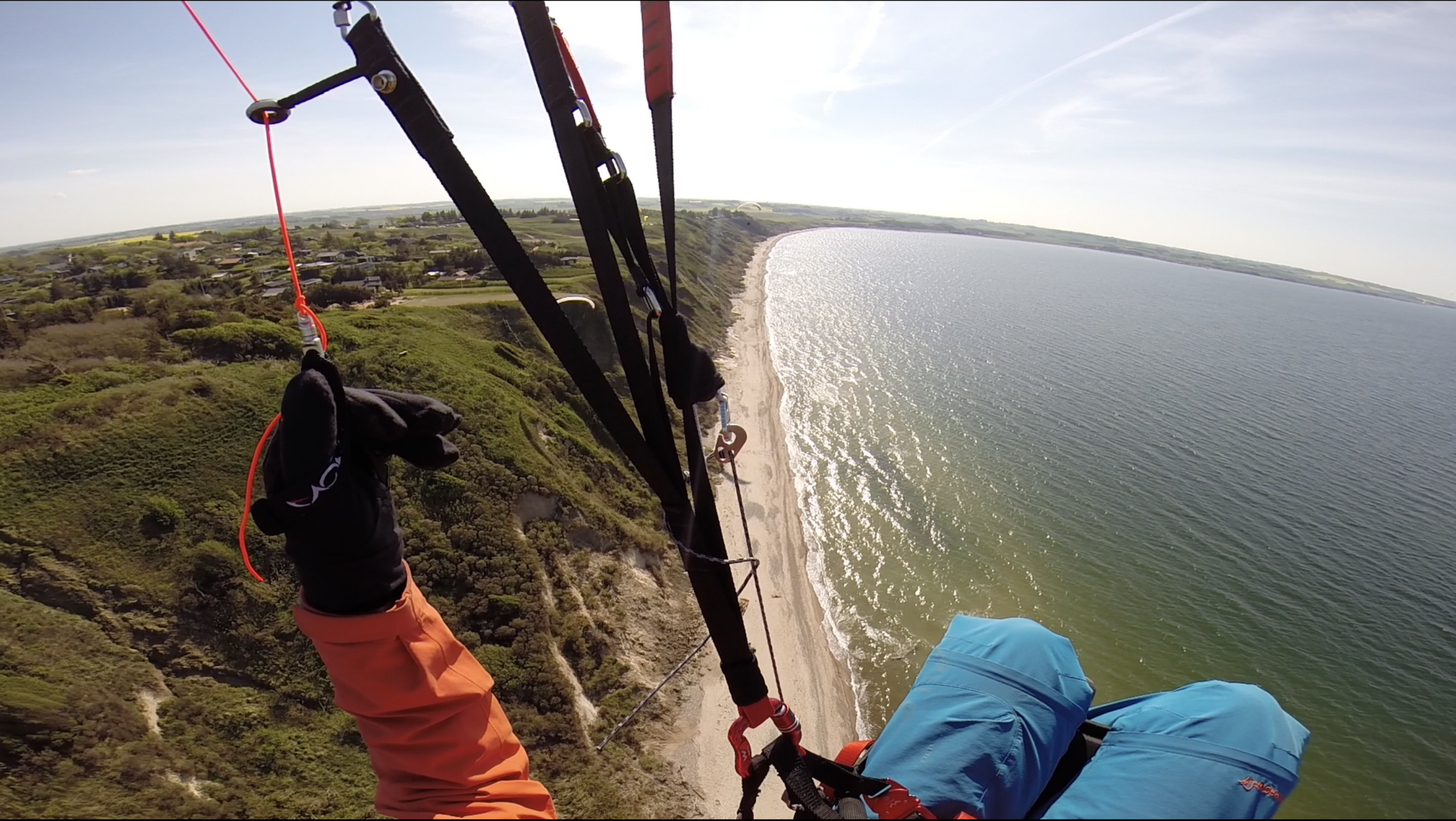 Blick vom Gleitschirm auf Strand und Meer