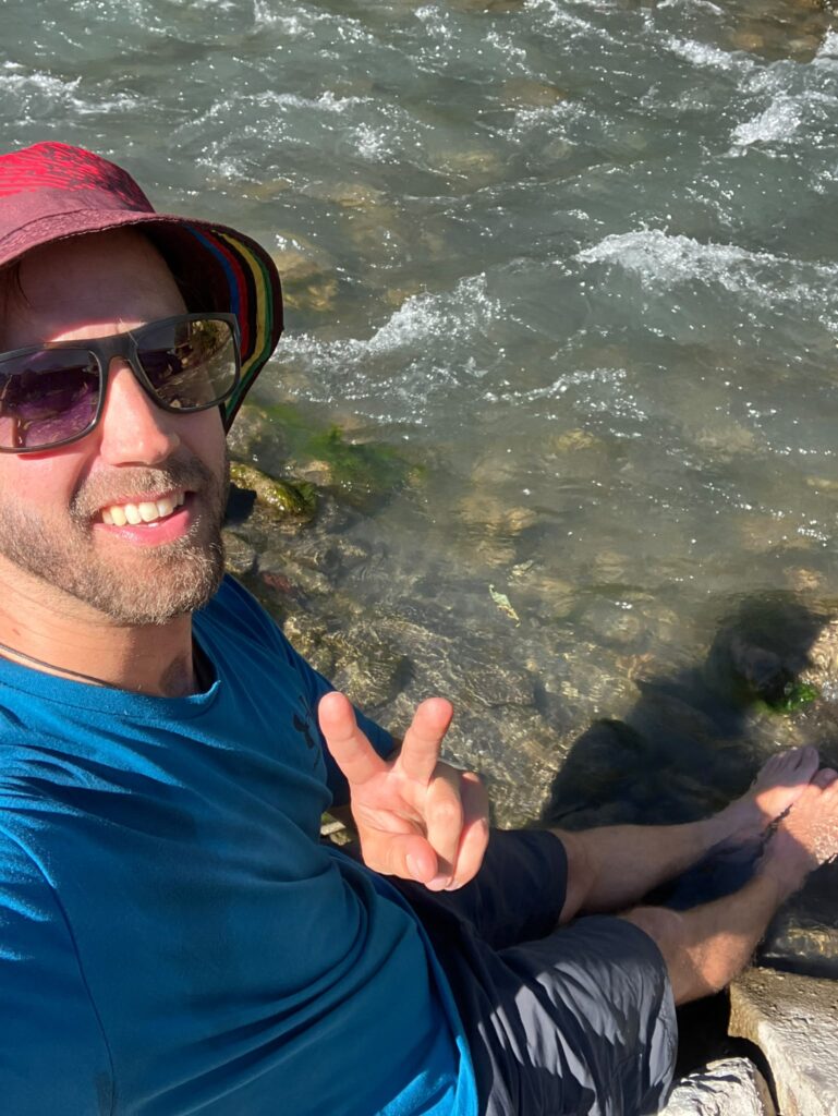 Füsse im kalten Fluss nach dem Aufstieg