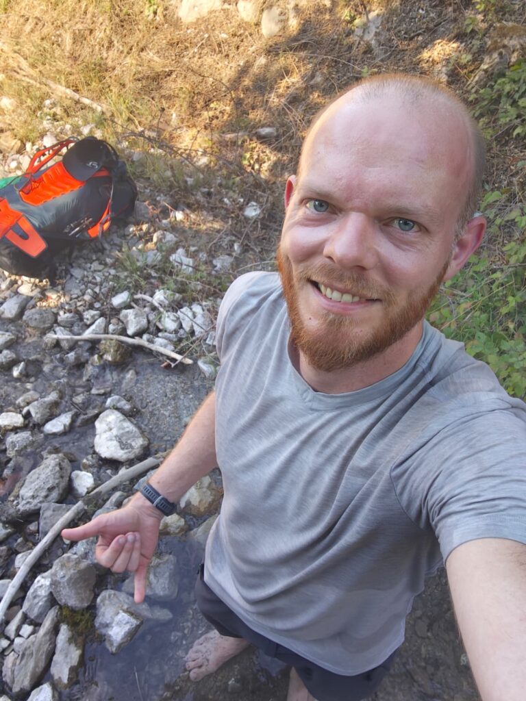 Abkühlung im Bach während des Hike&Fly-Wettkampfs